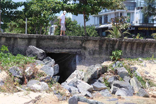 Nước thải màu đen chảy tràn ra những bãi biển ở TP Đà Nẵng