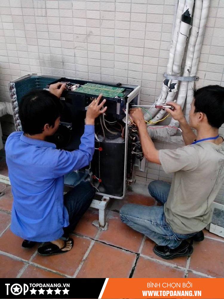 Kỹ thuật viên Điện Lạnh Tuấn Nguyễn đang bảo trì cục nóng máy lạnh
