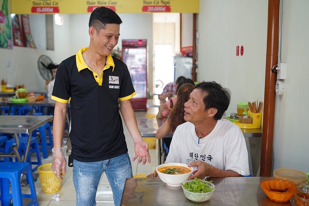 Ông chủ 9X và quán 2.000 đồng cho người nghèo ở Đà Nẵng