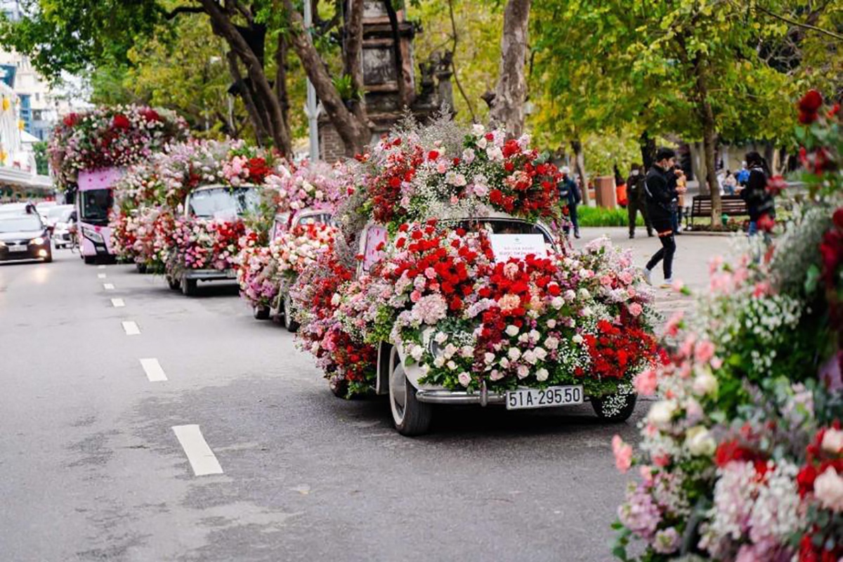 Màn tỏ tình ấn tượng vừa diễn ra tại Hà Nội với 99.999 bông hồng