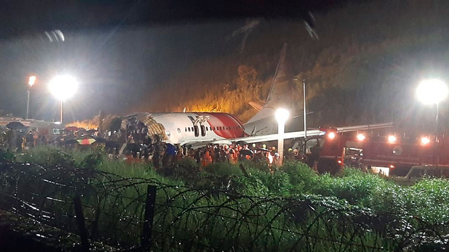 Nóng: Máy bay chở người từ vùng dịch về nước gặp nạn, ít nhất 17 người thiệt mạng, hàng trăm người bị thương và hiện trường thảm khốc tại sân bay Ấn Độ